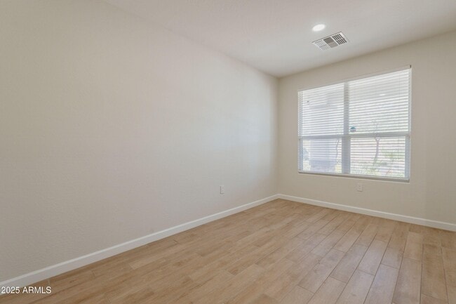 Building Photo - 2055 E Northwood Dr