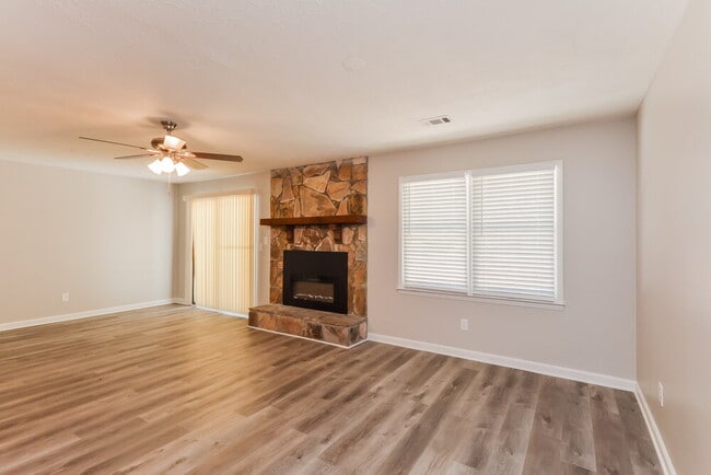 Foto del edificio - 796 Greenwood Trail SE