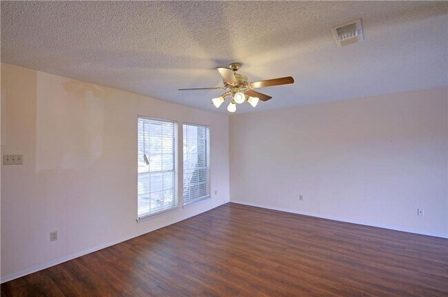 Foto del edificio - Stately 2 Story Condo In North Austin Loca...