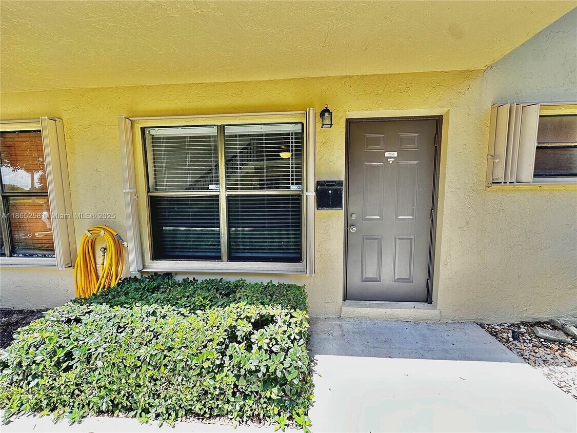 Foto principal - 10055 NW 4th St