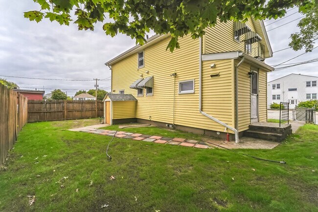 Building Photo - Fully Renovated 1+BR Apartment in Pawtucket