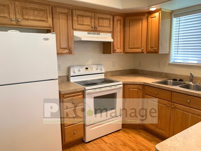 Foto del edificio - 2 Bed / 2 Bath Townhome w/ 2 Car Garage - ...