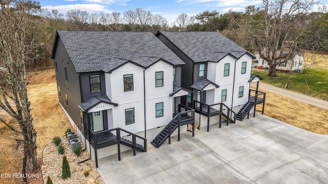Foto del edificio - 8306 Lobelia Ln