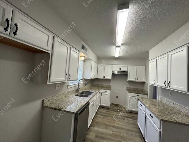 Building Photo - 3743 Oak Lake Ln