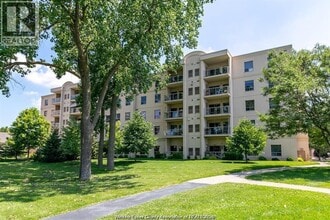 Building Photo - 315 Village Grove Dr