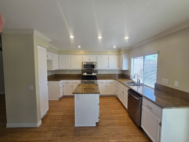 Building Photo - $500 OFF FIRST MONTH'S RENT! 4 Bed 2.5 Bat...