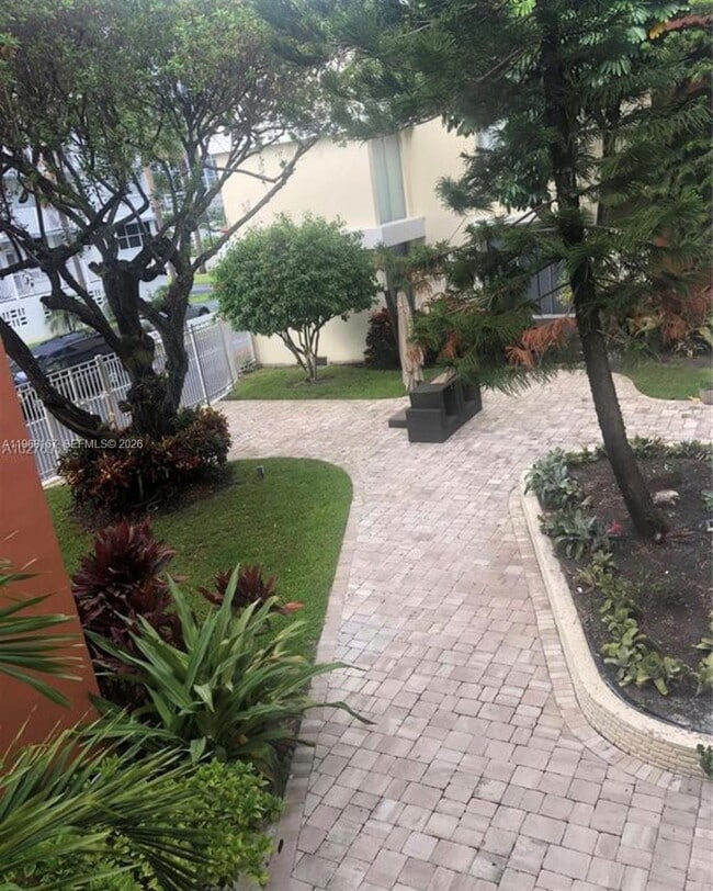 Foto del edificio - 10210 Collins Ave