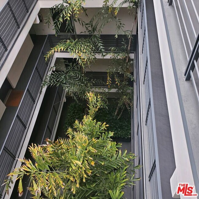 Building Photo - 733 S Manhattan Pl