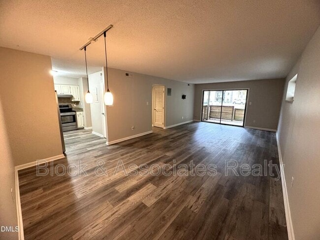 Foto del edificio - 533 Pine Ridge Pl