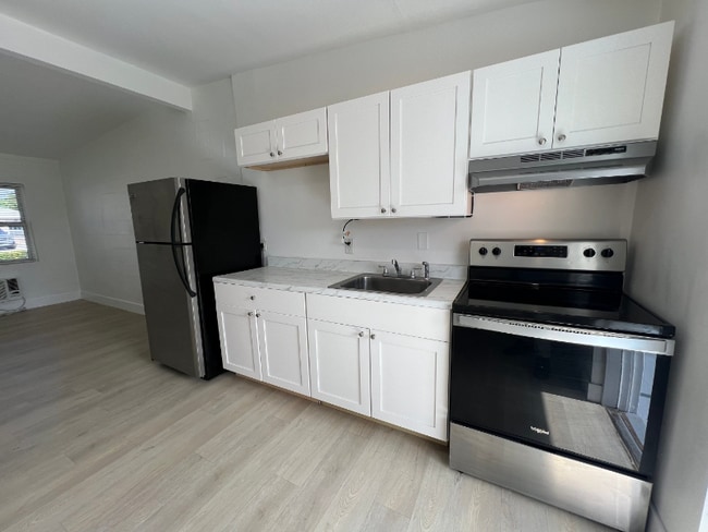 Building Photo - 320 NE 13th Ave