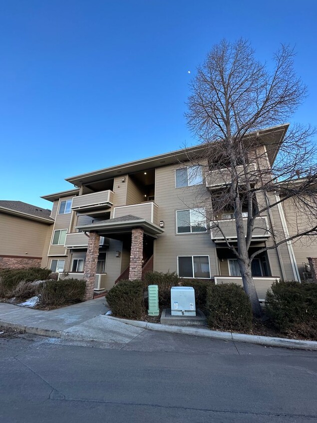 Foto principal - Updated 2 bed, 2 bath Upper Level Condo- A...