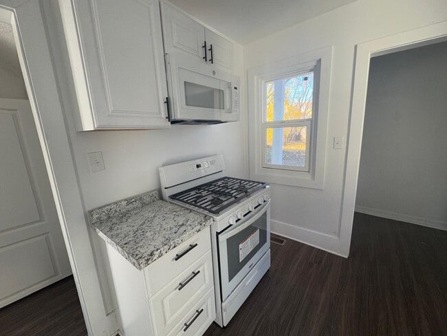 Kitchen - 101 Colorado St