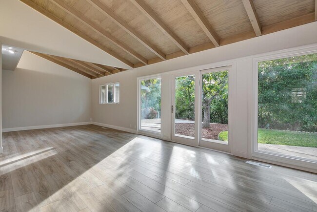 Building Photo - Rarely available Ivy Drive home for Lease!