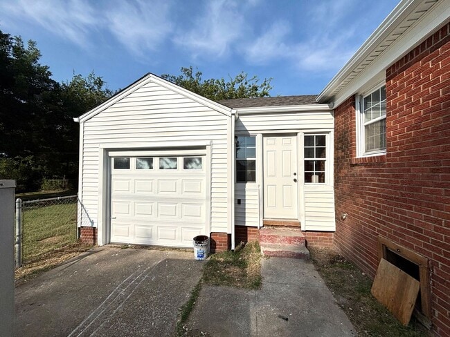 Building Photo - Newly Updated 2-bedroom, 1-bathroom Home