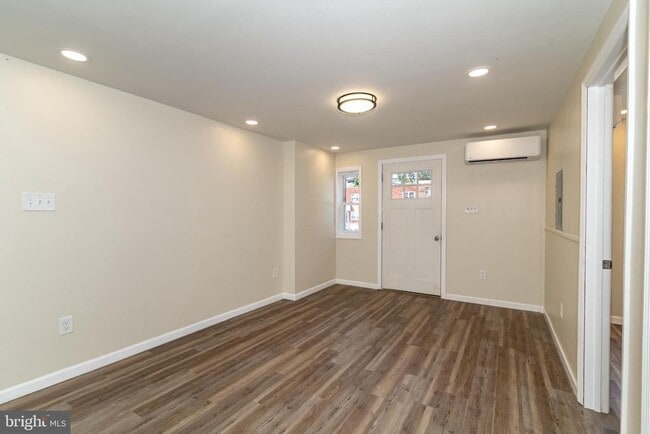 Building Photo - 505 Rand St