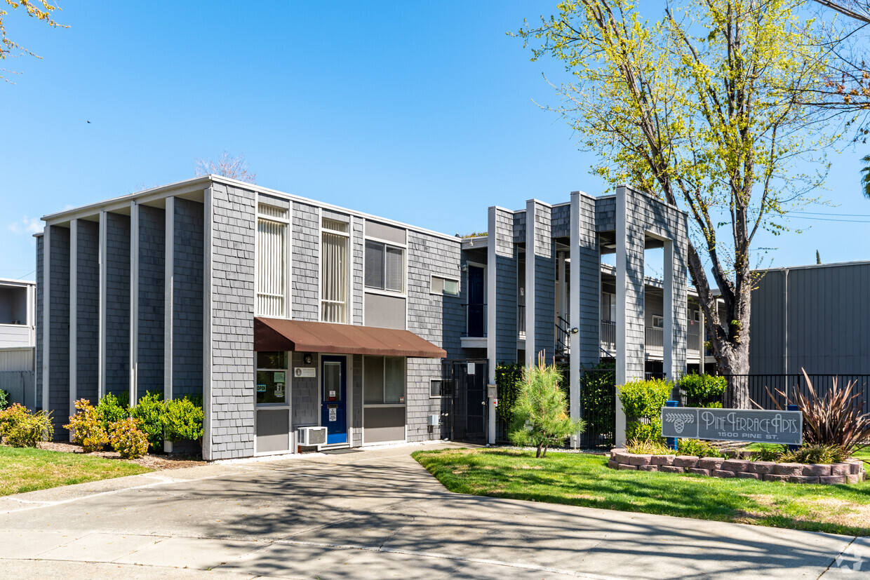 Edificio exterior con oficina - Pine Terrace Apartments