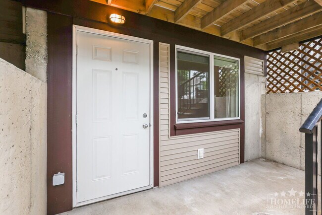 Photo du bâtiment - Charming 2-Bedroom Basement Suite in the Heart of Clayton Heights