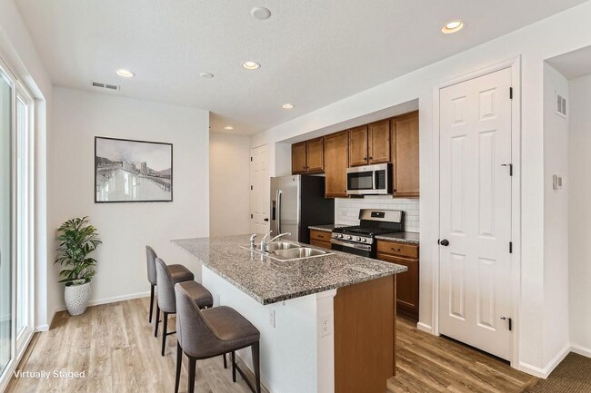 Foto del edificio - Aurora 3BR Townhome | 2-Car Garage, Covered Deck & Modern Finishes