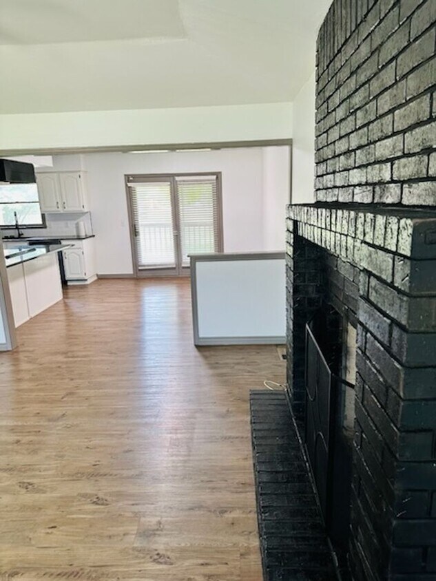 Primary Photo - Beautiful All Brick Home in Nixa!