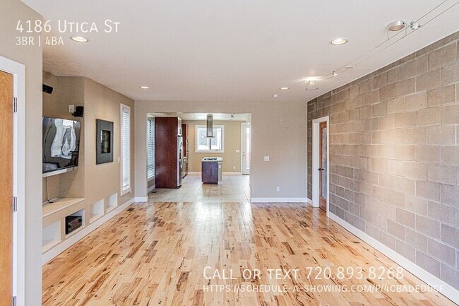 Building Photo - Stunning 3 Bedroom Town Home With Custom W...