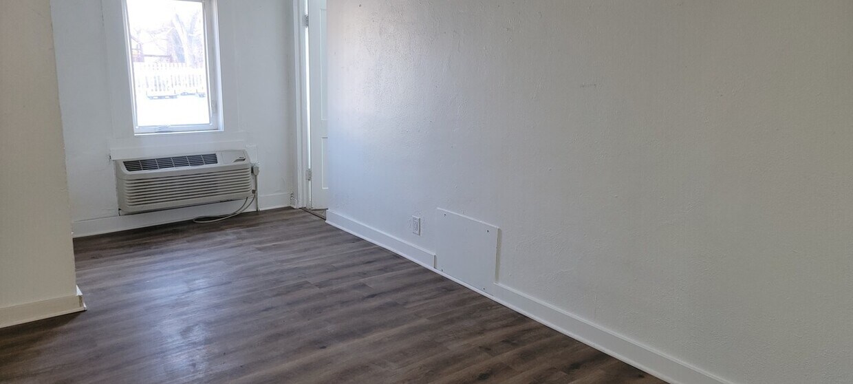 Building Photo - 6 Plex Creek Top