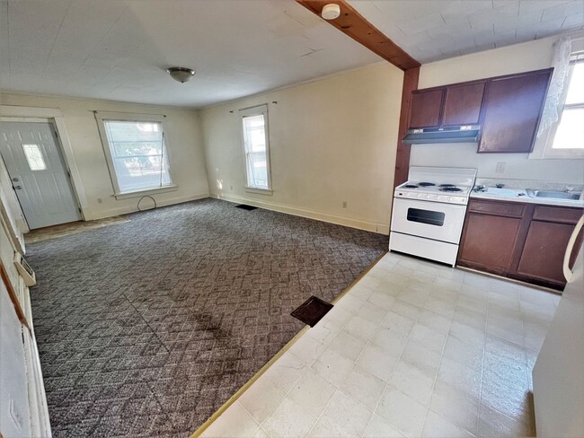 Building Photo - 1200 E 3rd-2 Bedroom house