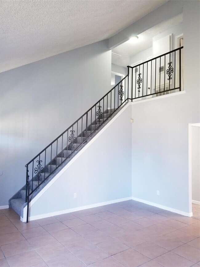 Foto del edificio - 8631 Valley Ledge Dr