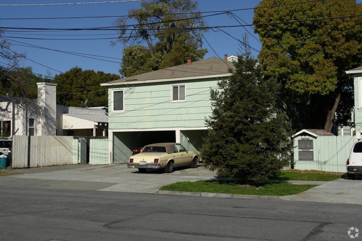 Building Photo - 439 Alden St