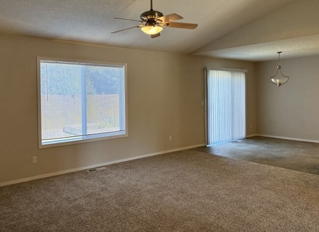 Building Photo - 3Bd/2Ba Single Story Home - Available to V...
