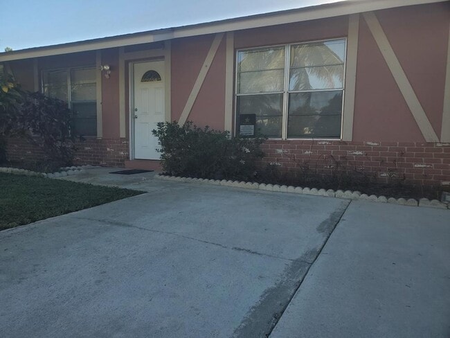 Vista frontal - 9192 SE Parkway Dr