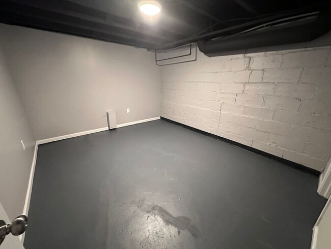 Building Photo - $900 - 3 bed 1 bath - Beautiful apartment ...