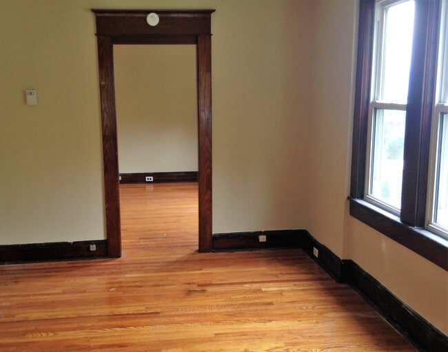 Building Photo - 223 E Mountain Rd