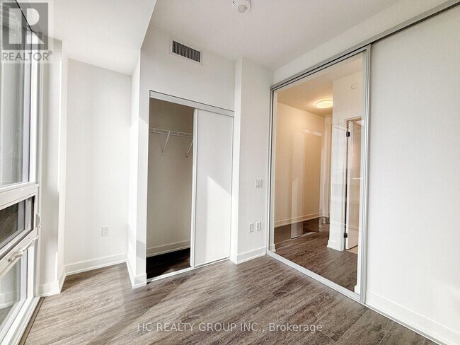 Photo du bâtiment - 127 Broadway Ave