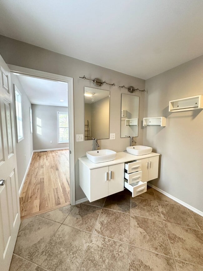 Building Photo - 76 Trottingham Ct