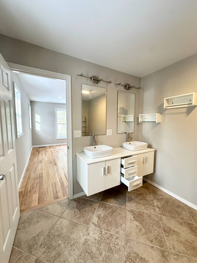 Foto del edificio - 76 Trottingham Ct