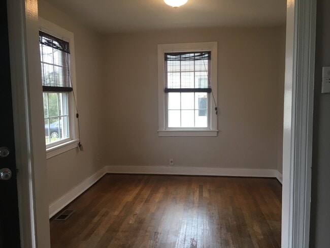 Building Photo - Kings Wood * Lawn Maintenance & Water Included*