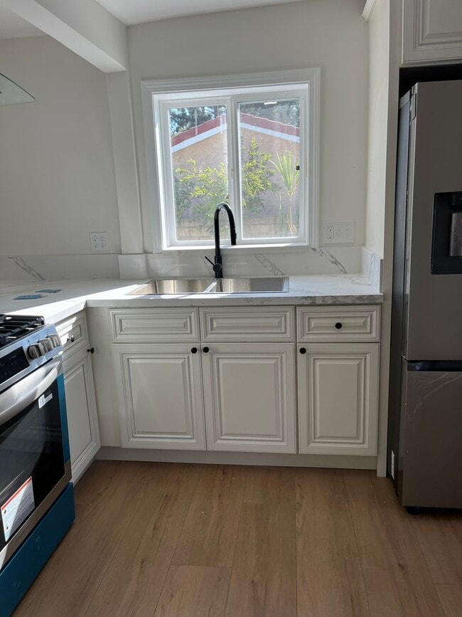 Building Photo - Beautifully Remodeled 2 Bed / 1 Bath Home ...