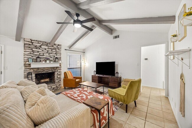 Building Photo - 908 Riddlewood Dr