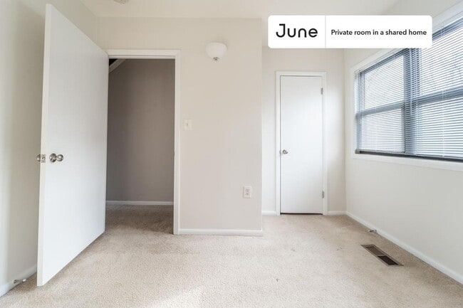 Building Photo - Private bedroom in 6 bed/3 bath Home