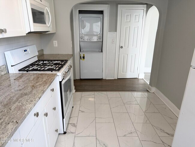 Building Photo - 37 2nd Ave