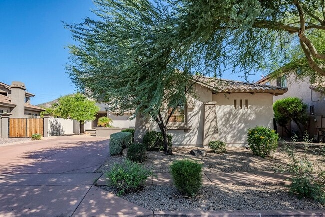 Foto del edificio - Stunning 4 bed 2.5 bath home with pool, in...