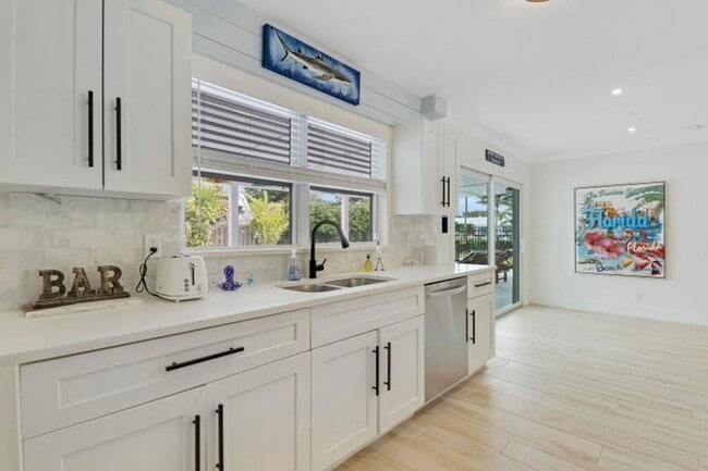 Building Photo - 9 W Riverside Dr