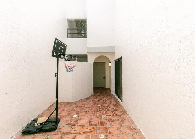 Foto del edificio - 3530 Magellan Cir
