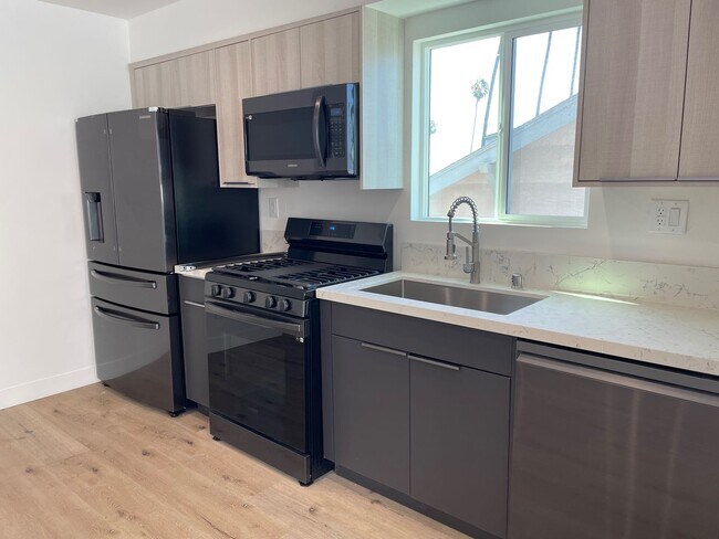 Foto del edificio - Spacious 4 Bedroom 3.5 Bath in Prime Thai ...