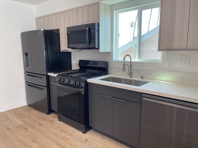 Building Photo - Spacious 4 Bedroom 3.5 Bath in Prime Thai ...