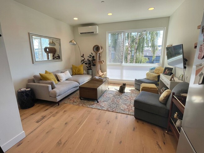 Building Photo - Elegant Town Home with Glorious Views!