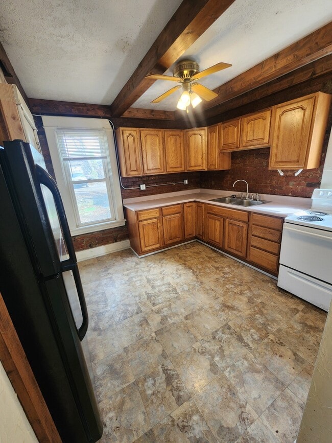 Building Photo - 427 1st St