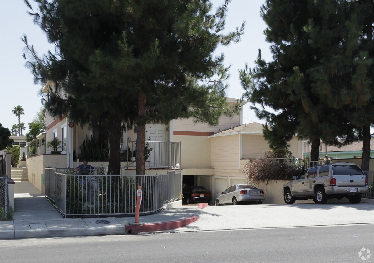 Primary Photo - 810 W Romneya Dr