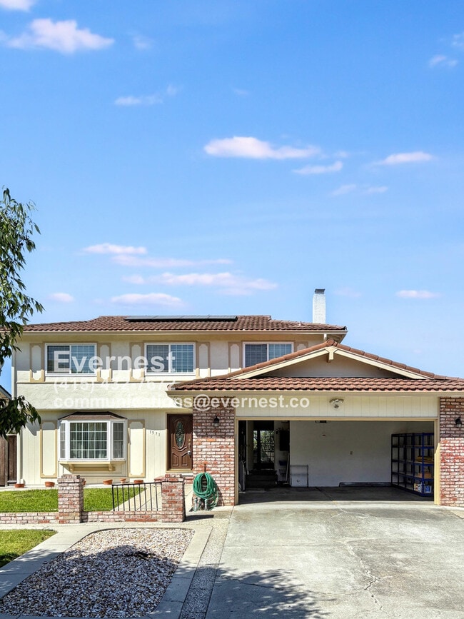 Building Photo - Gorgeous 4-Bedroom Home with Exceptional C...
