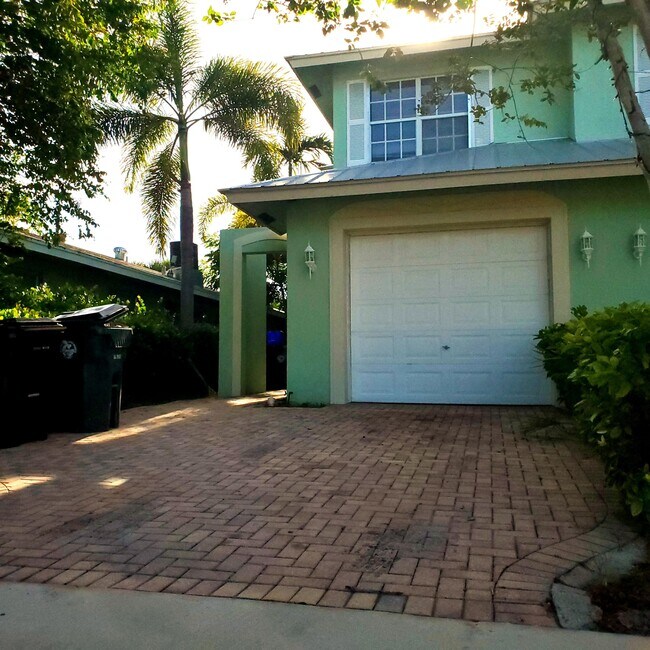 Building Photo - 115  Akron A Street A Lake Worth Fl 33461